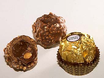 Сколько весит одна конфета Ferrero Rocher в золотой обертке (см)?